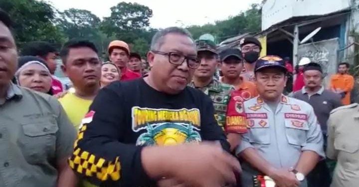 Pergantian Tahun, Bupati Sukabumi Tinjau Korban Pergerakan Tanah Pasir Suren