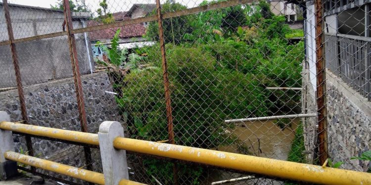 Diduga Tabrak GSS, Kades Cibentang Akui Bangunan di Bibir Sungai Cijeruk Belum Miliki Izin
