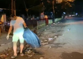 Warganet Sontak Bagikan Aksi Pengusaha Muda Cianjur Saat Mulung Sampah