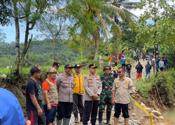 Tanggul Sungai Cigadog Jembol, Kapolres Sukabumi Terjunkan Sat Samapta