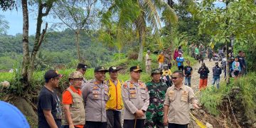 Tanggul Sungai Cigadog Jembol, Kapolres Sukabumi Terjunkan Sat Samapta