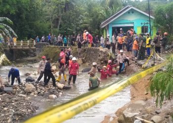 Camat Warungkiara Bantu Tim Gabungan, Evakuasi Material Lumpur Banjir Bandang Sungai Cigadog