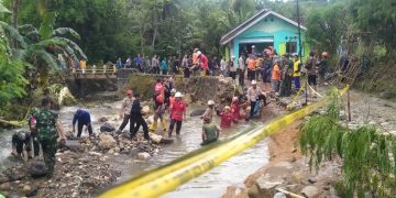 Camat Warungkiara Bantu Tim Gabungan, Evakuasi Material Lumpur Banjir Bandang Sungai Cigadog
