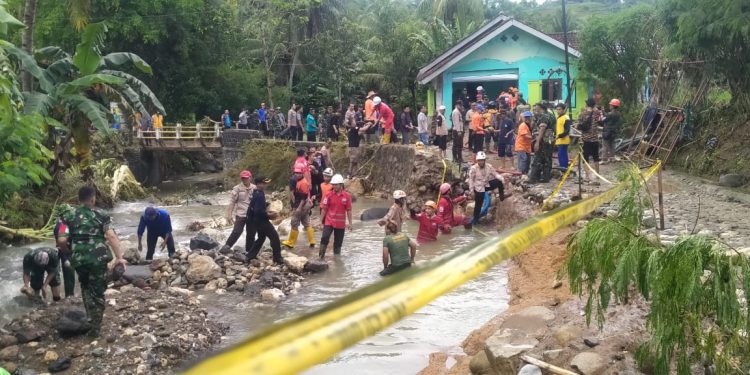 Camat Warungkiara Bantu Tim Gabungan, Evakuasi Material Lumpur Banjir Bandang Sungai Cigadog