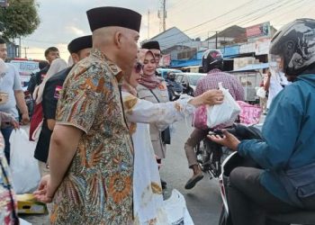Heri Gunawan Beserta Istri Terjun Langsung Bagikan Ribuan Takjil di Jumat Ketiga Ramadhan 1444 Hijriyah