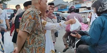 Heri Gunawan Beserta Istri Terjun Langsung Bagikan Ribuan Takjil di Jumat Ketiga Ramadhan 1444 Hijriyah