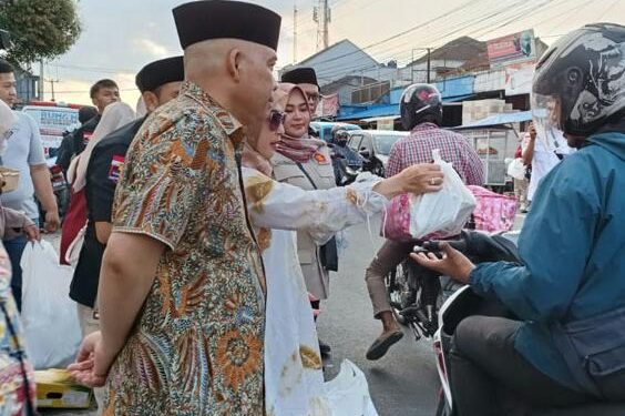 Heri Gunawan Beserta Istri Terjun Langsung Bagikan Ribuan Takjil di Jumat Ketiga Ramadhan 1444 Hijriyah