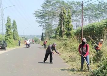 Jelang Ibadah Haji, Jalan Pusbangdai Cikembar Jadi Sasaran Petugas Pemeliharaan dan Pembersihan PU Wilayah II Cibadak