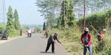 Jelang Ibadah Haji, Jalan Pusbangdai Cikembar Jadi Sasaran Petugas Pemeliharaan dan Pembersihan PU Wilayah II Cibadak