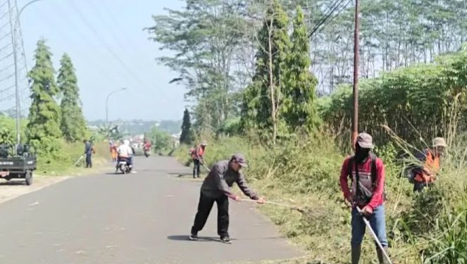 Jelang Ibadah Haji, Jalan Pusbangdai Cikembar Jadi Sasaran Petugas Pemeliharaan dan Pembersihan PU Wilayah II Cibadak