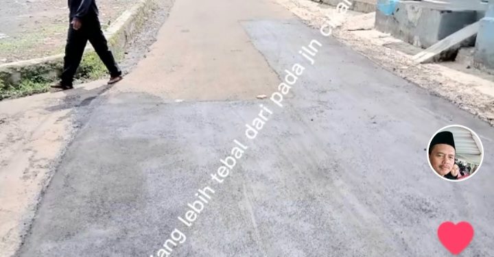 Tambal Sulam Jalan Desa Cibolang Kaler, Lebih Tebal Bala-bala Mang Ujang