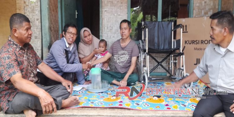Baznas Kabupaten Sukabumi Dan Tim Jorelat Salurkan Kursi Roda Untuk Penyandang Disabilitas
