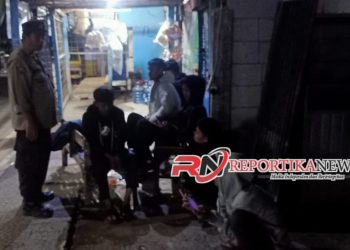 Antisipasi Kamtibmas, Bhabinkamtibmas Polsek Lembursitu Bubarkan Anak Muda Nongkrong