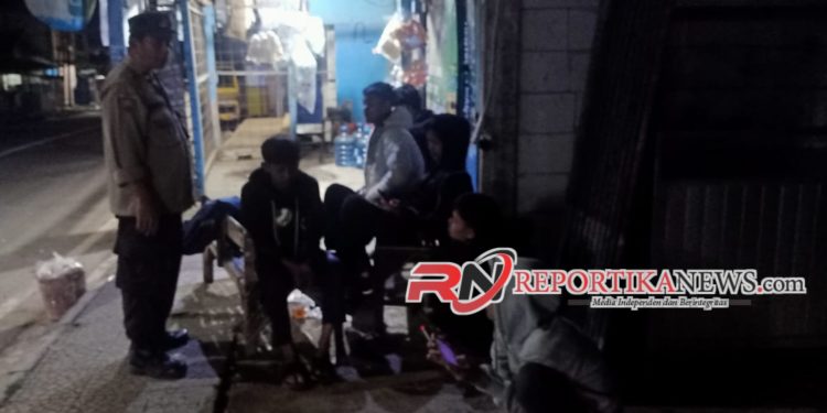 Antisipasi Kamtibmas, Bhabinkamtibmas Polsek Lembursitu Bubarkan Anak Muda Nongkrong