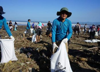 Ribuan Orang Gelar Aksi Bersih Bersih Pantai Talanca Loji