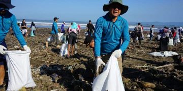 Ribuan Orang Gelar Aksi Bersih Bersih Pantai Talanca Loji