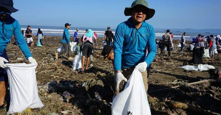 Ribuan Orang Gelar Aksi Bersih Bersih Pantai Talanca Loji