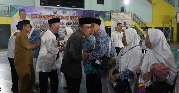 Jemaah Calon Haji Kloter 70 Kab. Sukabumi di Lepas Sekda Ade Suryaman