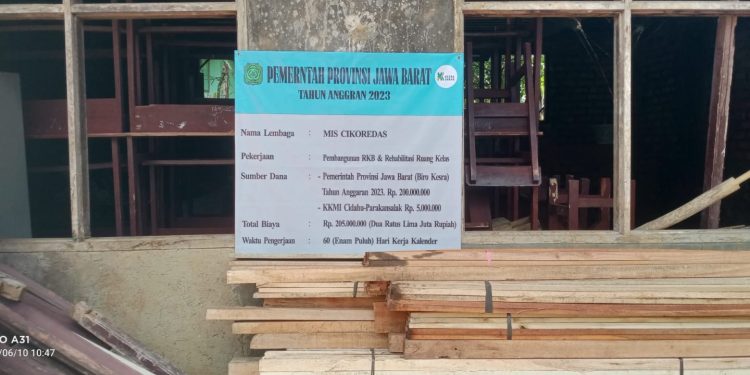 Pelaksanaan Pembangun dan Rehab Kelas Banprov 2023 MI Cikoredas Diduga Tidak Sesuai Peruntukanya