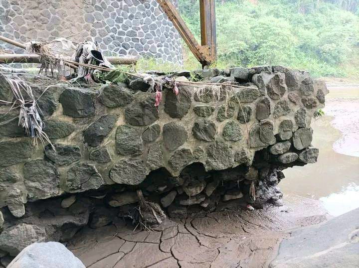 Foto : Kondisi Jembatan Lalay di Kecamatan Warungkiara Sukabumi, terancam ambruk..