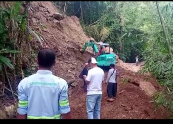 Pemdes Cimanggu Bersama PSDA Sukabumi Lakukan Pengerukan Tanah Longsor