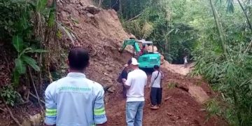 Pemdes Cimanggu Bersama PSDA Sukabumi Lakukan Pengerukan Tanah Longsor