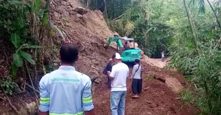 Pemdes Cimanggu Bersama PSDA Sukabumi Lakukan Pengerukan Tanah Longsor