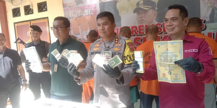 Polres Sukabumi Amankan Gepokan Upal Dollar, Dua Pengedar Dibekuk