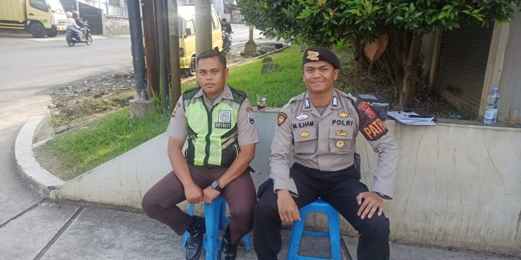 Anggota Unit Samapta Polsek Lembursitu Sambang dan Dialogis Dengan Security