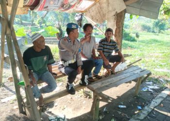 Polisi RW Polsek Lembursitu Laksanakan Giat Silaturahmi Dan Sampaikan Pesan Kamtibmas