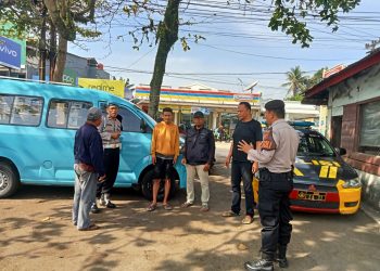 Anggota Patroli Polsek Lembursitu Himbau Pengemudi Angkot