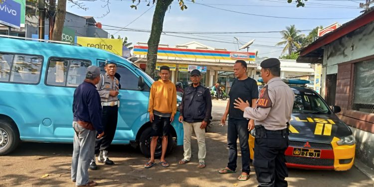 Anggota Patroli Polsek Lembursitu Himbau Pengemudi Angkot