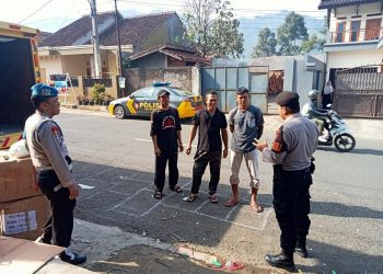 Jalin Kedekatan, Polisi Polsek Lembursitu Sambangi Warga Saat Patroli
