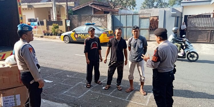 Jalin Kedekatan, Polisi Polsek Lembursitu Sambangi Warga Saat Patroli
