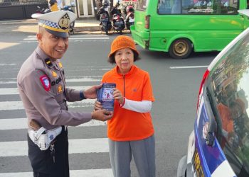 Tingkatkan Disiplin Berlalulintas, Polisi di Sukabumi Sebar Spanduk dan Brosur Imbauan