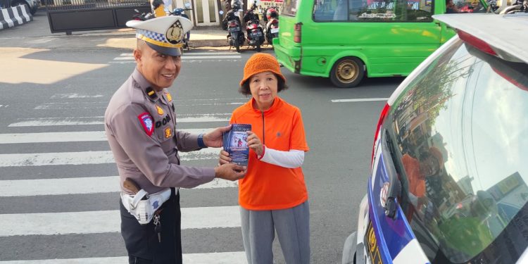 Tingkatkan Disiplin Berlalulintas, Polisi di Sukabumi Sebar Spanduk dan Brosur Imbauan