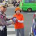 Tingkatkan Disiplin Berlalulintas, Polisi di Sukabumi Sebar Spanduk dan Brosur Imbauan