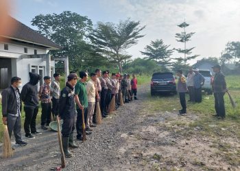 Aksi Peduli Lingkungan Kapolsek Cibeureum Lakukan Bersih – Bersih Diwilayah