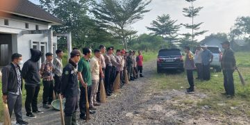 Aksi Peduli Lingkungan Kapolsek Cibeureum Lakukan Bersih – Bersih Diwilayah