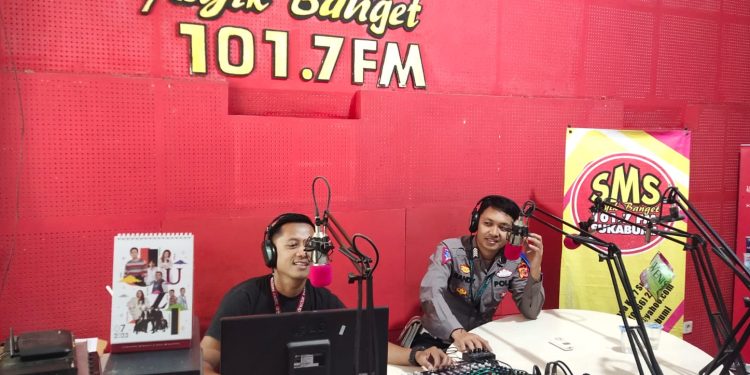 “On Air” di Radio, Polisi di Kota Sukabumi Sosialisasikan Ops Patuh Lodaya 2023