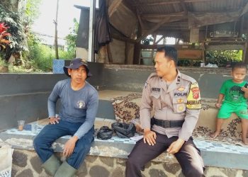 Bhabinkamtibmas Polsek Lembursitu Selalu Aktif Sambangi Tokoh Masyarakat Sampaikan Pesan Kamtibmas