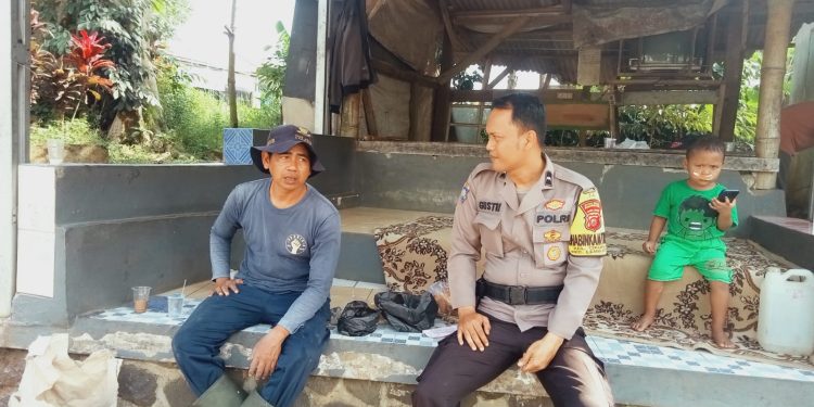 Bhabinkamtibmas Polsek Lembursitu Selalu Aktif Sambangi Tokoh Masyarakat Sampaikan Pesan Kamtibmas