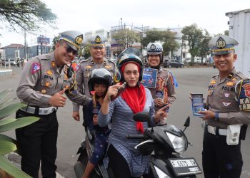 Edukasi Kamseltibcarlantas, Polantas di Kota Sukabumi Bagikan Leaflet, Helm Hingga Coklat