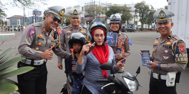 Edukasi Kamseltibcarlantas, Polantas di Kota Sukabumi Bagikan Leaflet, Helm Hingga Coklat