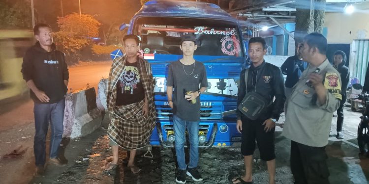 Bhabinkamtibmas Polsek Lembursitu Berikan Pembinaan dan Penyuluhan Terhadap Pengemudi Elf di Malam Hari