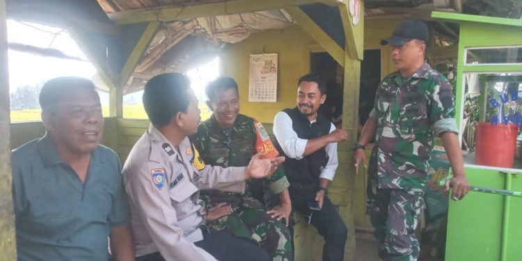 Sinergitas TNI-POLRI Bhabinkamtibmas Polsek Lembursitu bersama Babinsa Sambangi Warga