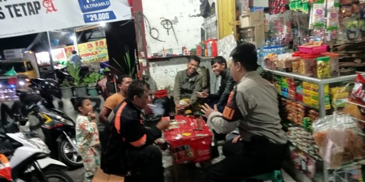 Personil Polsek Lembursitu Laksanakan Patroli Dialogis di Malam Hari Guna Antisipasi Gukamtibmas