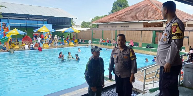 Patroli Ke Tempat Wisata Kolam Renang, Anggota Polsek Lembursitu Berikan Himbauan Kepada Pengunjung Dan Juga Pengelola