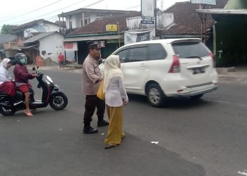 Bhabinkamtibmas Polsek Lembursitu Intensipkan Gatur Lalin Depan SD CBM Cipanengah