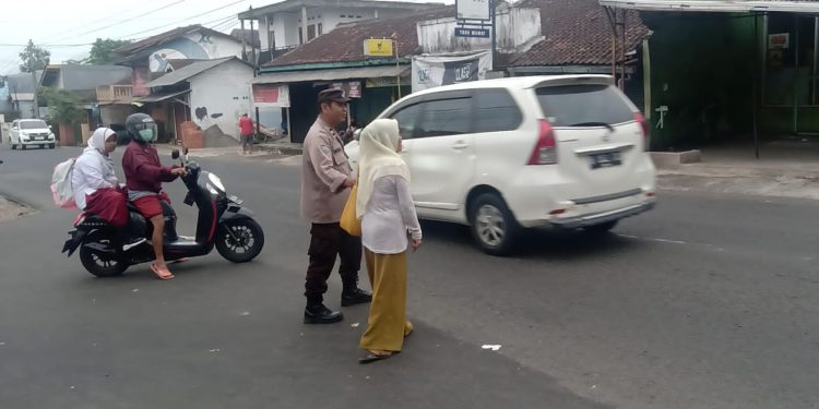Bhabinkamtibmas Polsek Lembursitu Intensipkan Gatur Lalin Depan SD CBM Cipanengah